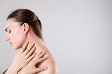 Gri arka planda güneş yanığı olan kadın, metin için boşluk