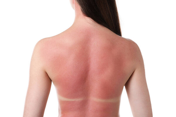 Женщина с загорелой кожей на белом фоне, вид сзади