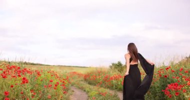 Çayırlarda koşan bir kadın, arka plan manzaralı.