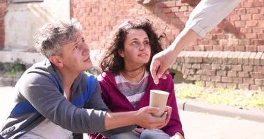 Dışarıdaki evsizlere para veren adam, yakın plan.