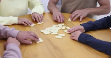 Ahşap masada domino oynayan arkadaşlar, yakın plan.