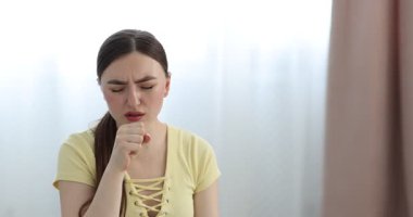 Evde boğaz ağrısı çeken bir kadın, mesaj için yer var.