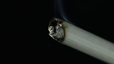 Siyah arkaplanda sigara yakma, yakın plan görünümü