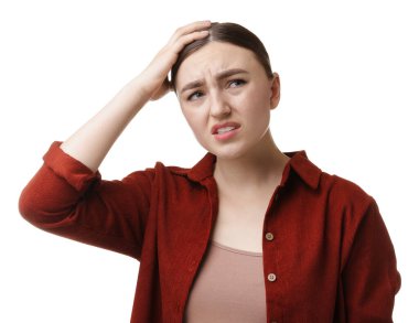 Beyaz arka plan üzerinde baş ağrısı çeken kadın