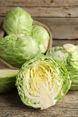 Taze taze lahana ve ahşap masa, yakın çekim