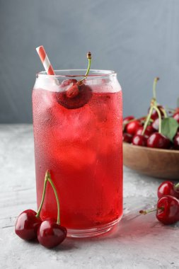 Buzlu vişneli gazoz ve gri desenli masada böğürtlen, yakın plan.