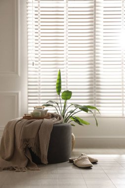 Evde çay takımı olan şık bir pouf. Metin için boşluk