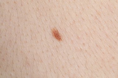 Vücudunda ben olan bir kadın, yakın plan.