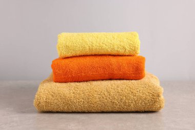 Gri masadaki renkli havlular yığını, yakın plan.