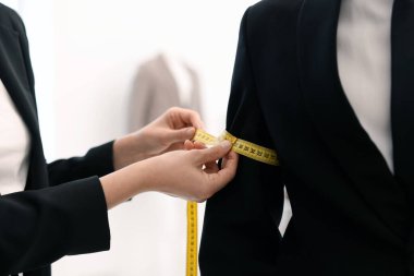 Atölyedeki adama terzi ceketi, yakın plan.