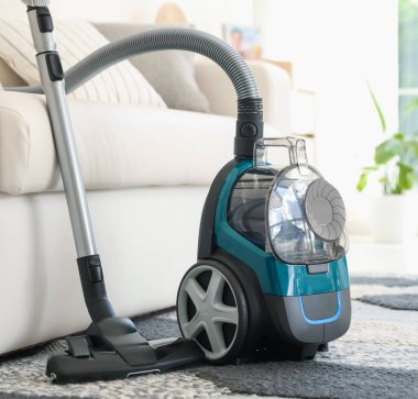 Evin zemininde bir elektrikli süpürge var. Ev aletleri