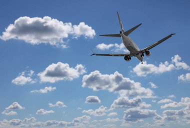 Bulutlu güzel mavi gökyüzünde uçan uçak