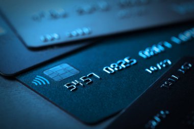 Masada birçok farklı kredi kartı var, yakın plan.