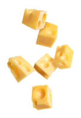 Beyaz arkaplana karşı havadaki peynir küpleri