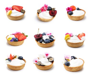 Beyaz çiçeklerle süslenmiş tartlar, set. Lezzetli tatlı