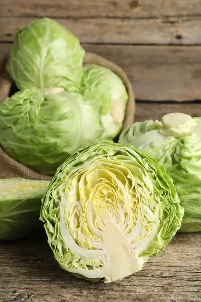 Taze taze lahana ve ahşap masa, yakın çekim