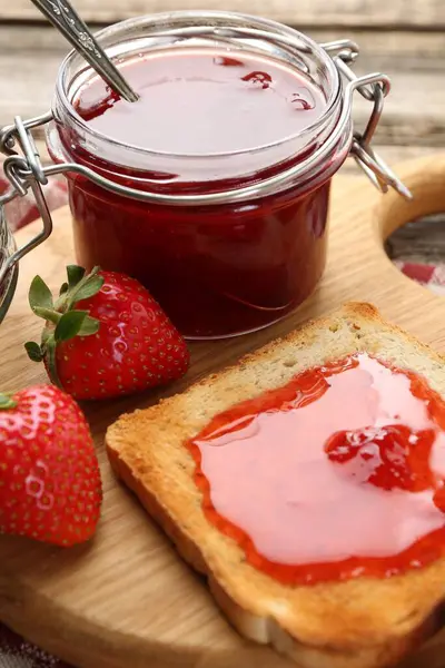 Cam kavanozda çilek reçeli tost ve taze böğürtlen, yakın plan.