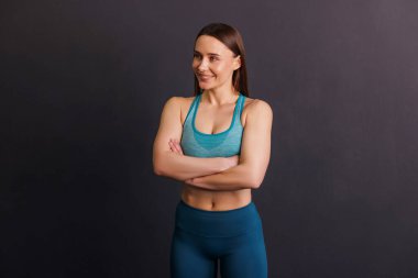 Siyah arka planda profesyonel eğitmenin portresi