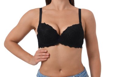 Beyaz arka planda güzel siyah sutyen giyen kadın, yakın plan.