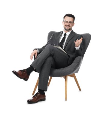 Beyaz arka planda dizüstü bilgisayarı olan profesyonel bir psikolog.