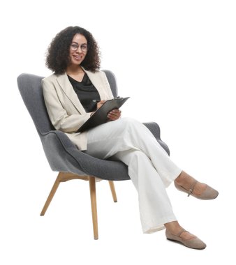 Beyaz arka plandaki koltukta pano ve kalemle profesyonel psikolog.