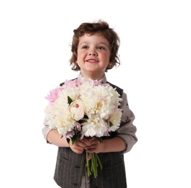 Beyaz arka planda bir buket güzel şakayığı olan sevimli küçük bir çocuk.