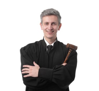 Beyaz arka planda tokmak olan mahkeme kıyafetli gülümseyen yargıç.