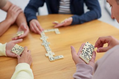 Ahşap masada domino oynayan arkadaşlar, yakın plan.