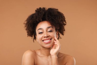 Açık kahverengi arka planda spa tedavisinden sonra güzel Brezilyalı kadın portresi