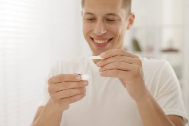 Kontakt lensleri evden çıkaran adam, seçici odaklanma