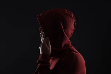 Anonimlik. Karanlıkta yüzünü saklayan bir adam