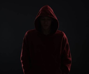 Anonimlik. Karanlıkta yüzünü saklayan bir adam