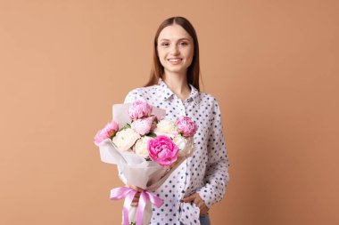 Koyu bej arka planda şakayık demeti olan güzel bir kadın.