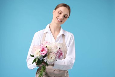 Açık mavi arka planda güzel şakayık demeti olan bir çiçekçi.