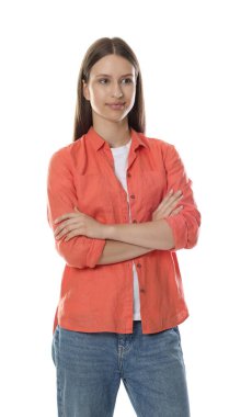 Güzel genç kız beyaz arka planda poz veriyor.