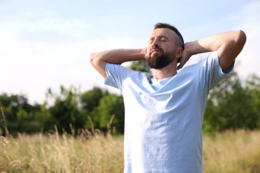 Özgürlüğü hissetmek. Adam dışarıda eğleniyor. Metin için boşluk