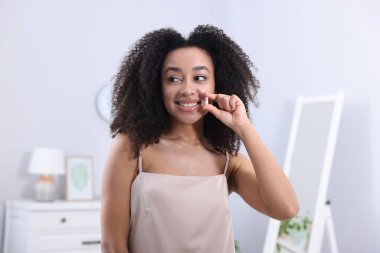 Kolajen haplı güzel Brezilyalı kadın.