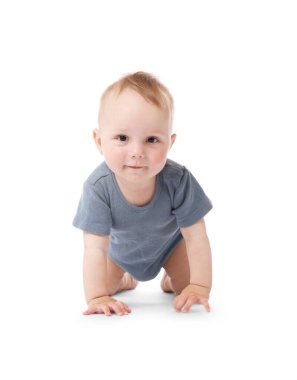 Beyaz arka plan üzerinde sürünerek şirin bebek