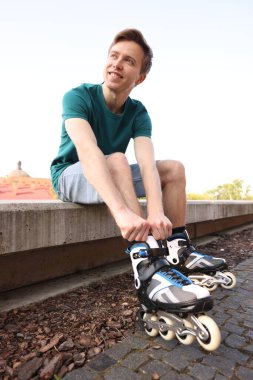 Dışarıda paten giyen mutlu bir adam.