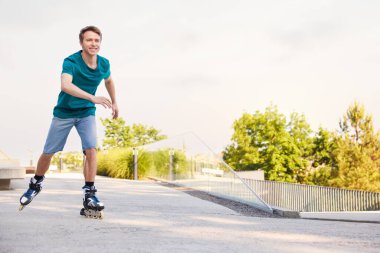 Şehir caddesinde paten kayan mutlu adam. Metin için boşluk