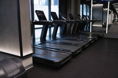 Spor salonundaki birçok modern koşu bandı. Sağlıklı yaşam tarzı