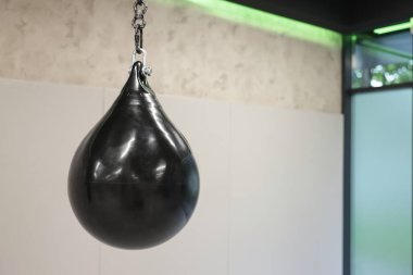 Spor salonunda profesyonel kum torbası, mesaj için yer. Boks malzemeleri