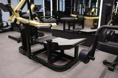 Profesyonel spor salonunda farklı egzersiz aletleri. Sağlıklı yaşam tarzı