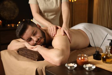 Adam spa salonunda masaj yaptırıyor.