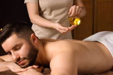 Adam spa salonunda masaj yaptırıyor.