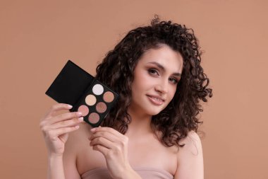 Bej arka planda göz falı olan gülümseyen kadın.