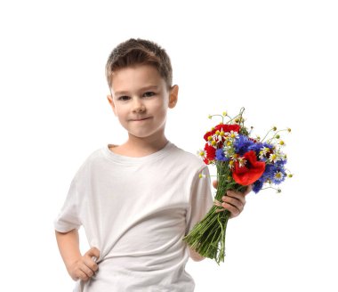 Beyaz arka planda bir buket güzel çiçeği olan sevimli küçük bir çocuk.