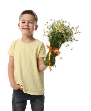 Gülümseyen küçük çocuk beyaz arka planda bir buket güzel papatya çiçeğiyle