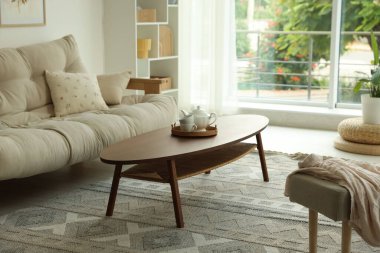 Kahve masası, kanepe ve dekor yemek odasında. İç tasarım