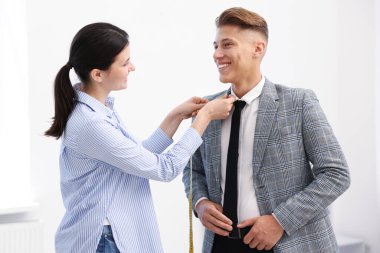 Atölyedeki adama terzi ceketi.